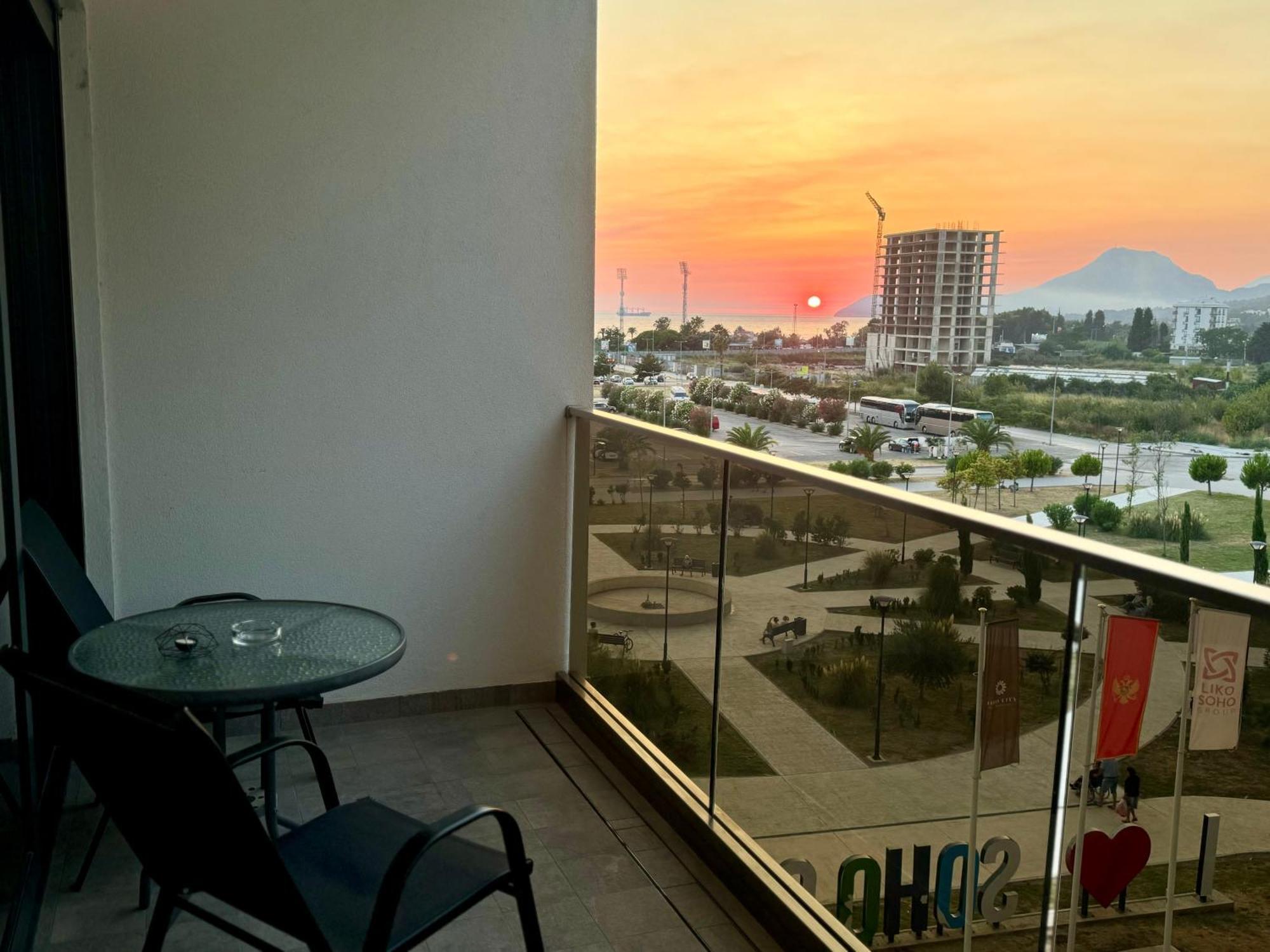Suncoast Suites Бар Екстер'єр фото